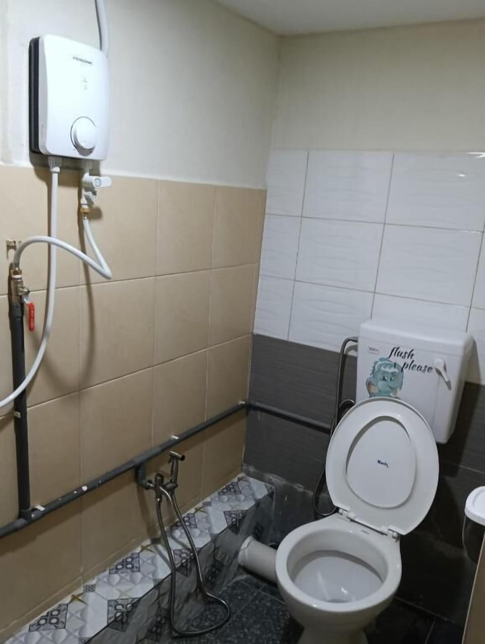 Comfort Triple Room | Bathroom | Shower, free toiletries, hair dryer, towels