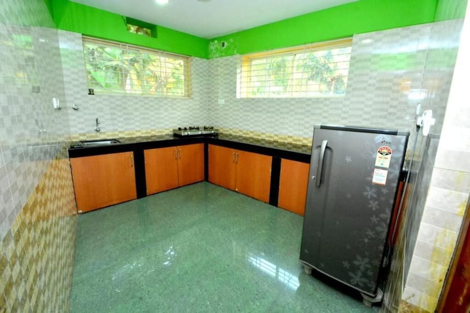 Fridge, stovetop, dishwasher, cookware/dishes/utensils