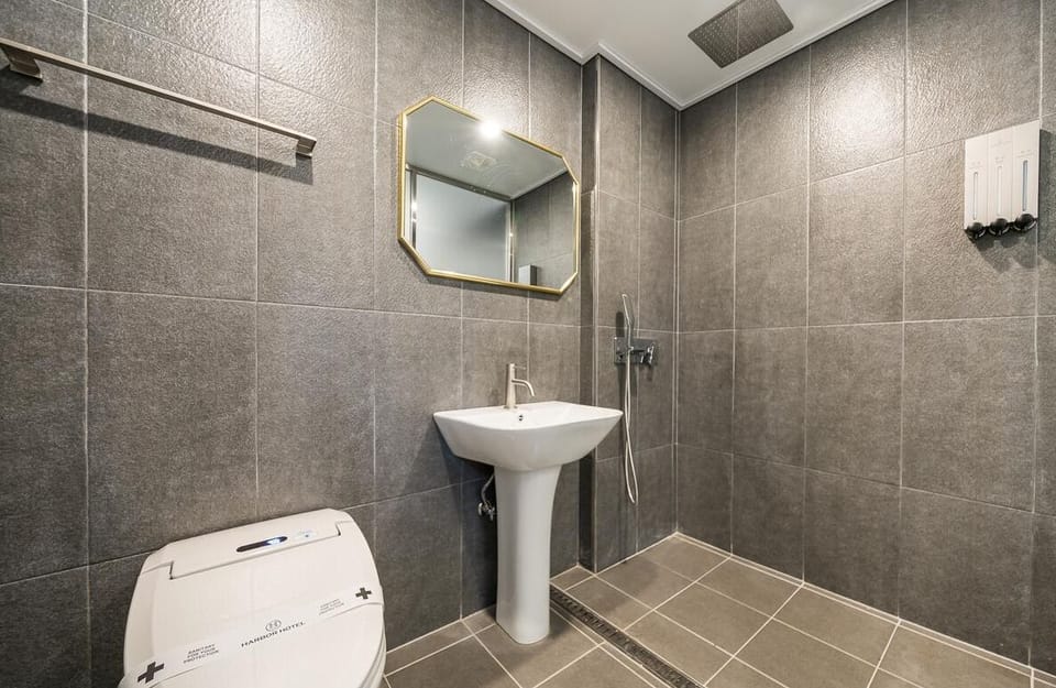 Royal Suite | Bathroom | Combined shower/tub, hair dryer, towels
