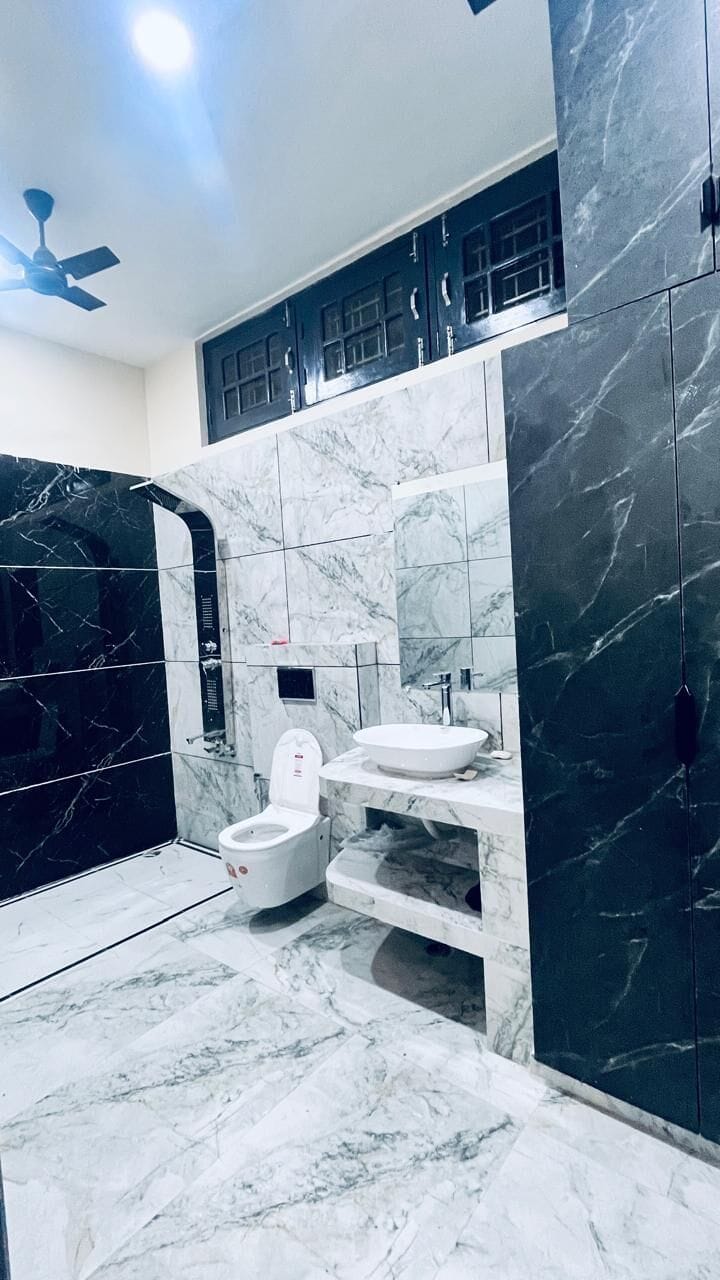 Shower, free toiletries, soap
