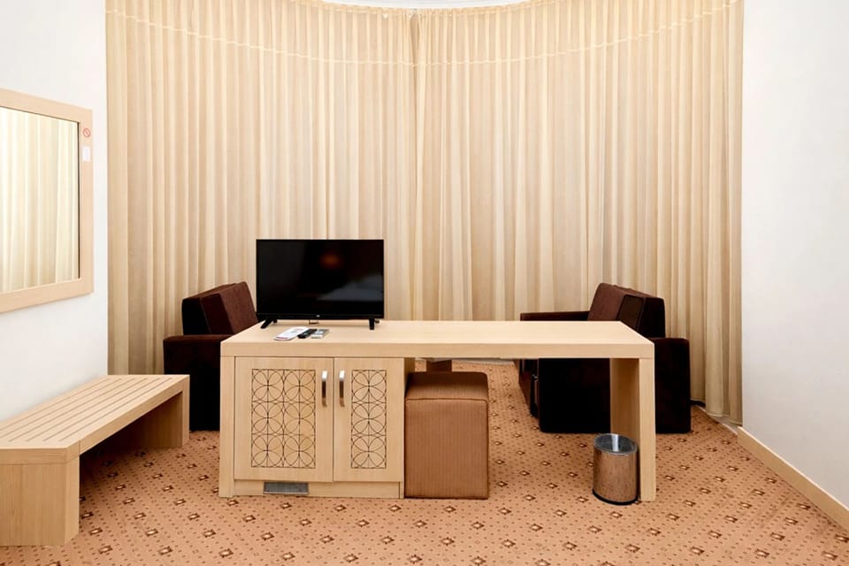 Corner Room | Premium bedding, minibar, in-room safe, laptop workspace