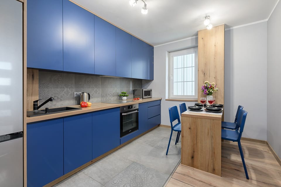 Classic Apartment, 3 Bedrooms, City View | Private kitchen | Electric kettle, highchair, griddle, eco-friendly cleaning products