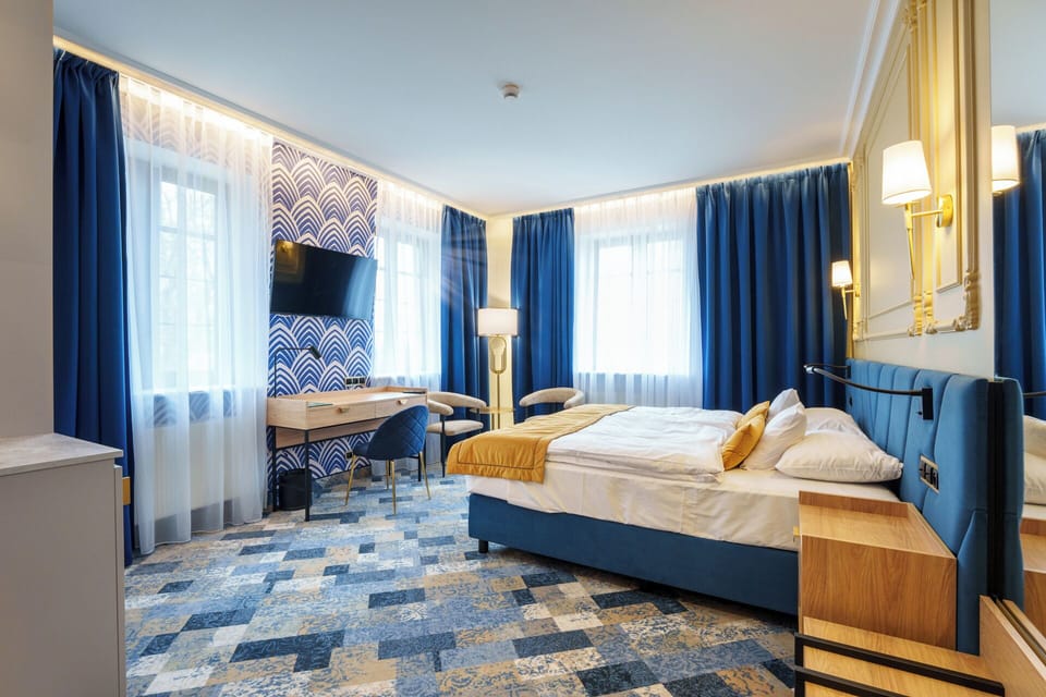In-room safe, desk, WiFi (free)