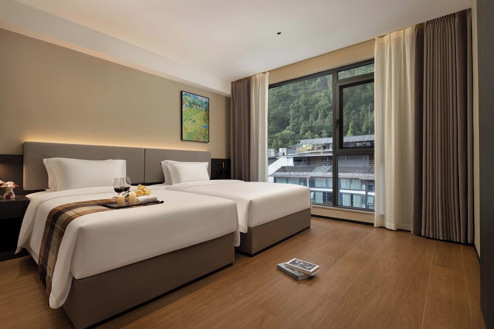 Executive Suite, Mountain View | Minibar, desk, laptop workspace, WiFi (free)