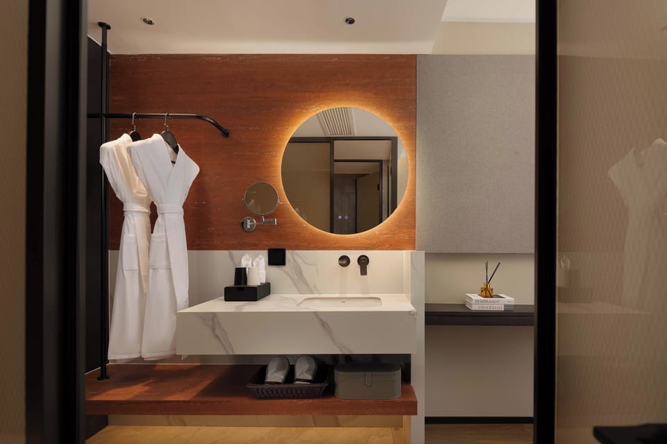 Standard Twin Room | Bathroom | Free toiletries, hair dryer, slippers, towels