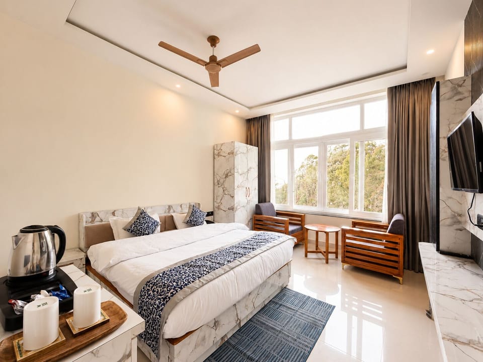 Deluxe Room with Balcony | Desk, soundproofing, iron/ironing board, WiFi (free)