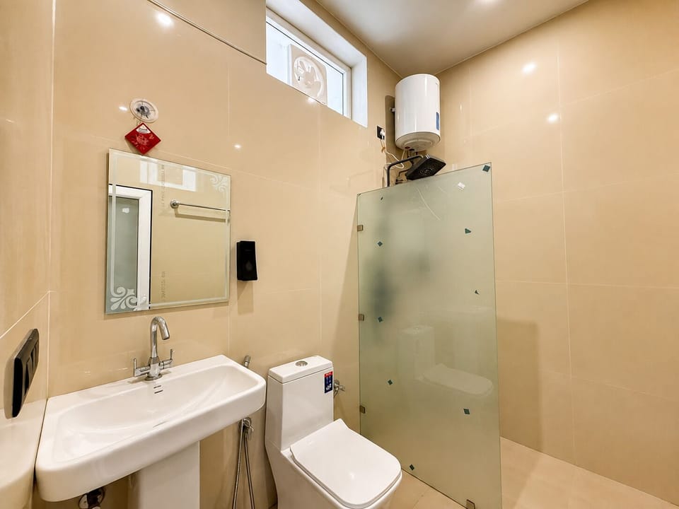 Deluxe Room with Balcony | Bathroom