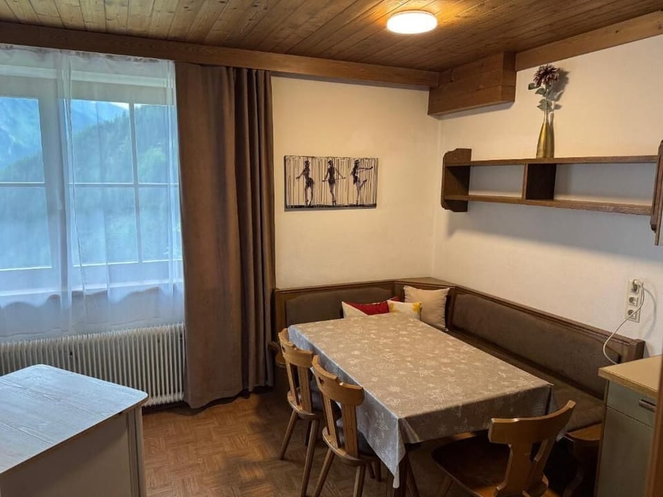 Standard Apartment, Garden View | Dining