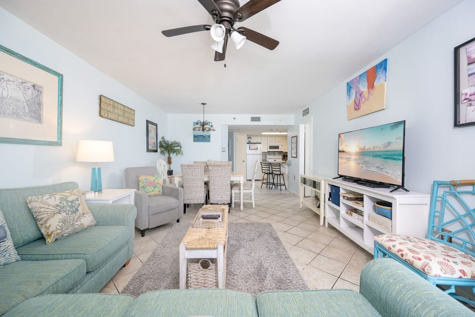 Condo, 2 Bedrooms | Living area
