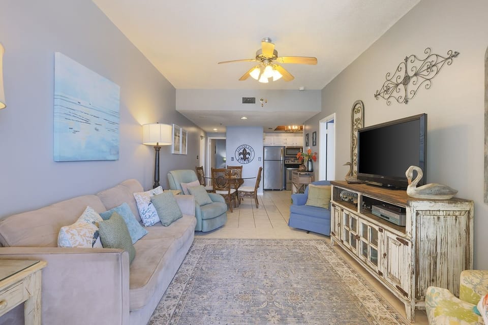 Condo, 2 Bedrooms | Living area