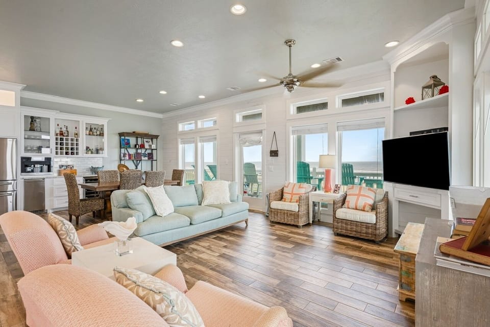 House, 5 Bedrooms | Living area