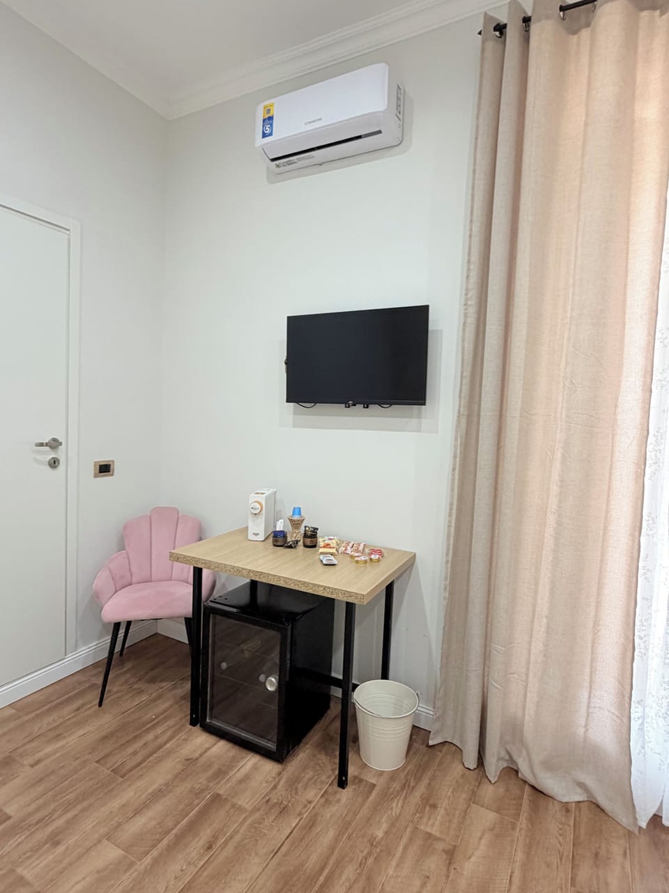 Basic Townhome | Desk, WiFi (free)
