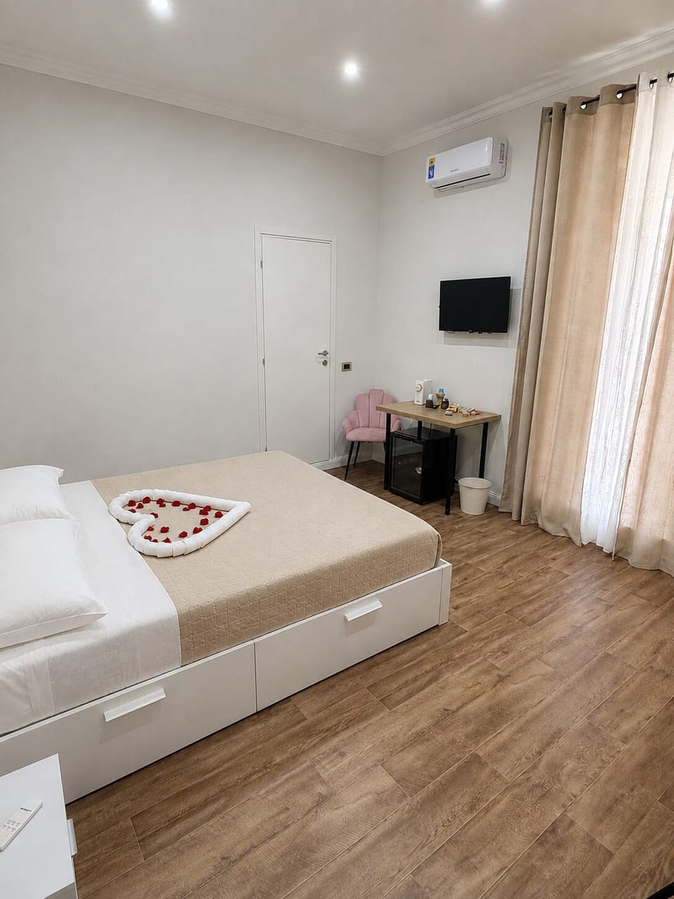 Basic Townhome | Desk, WiFi (free)