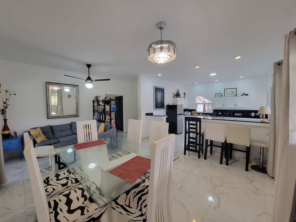 Apartment, 1 Bedroom, Smoking, Balcony | Dining room