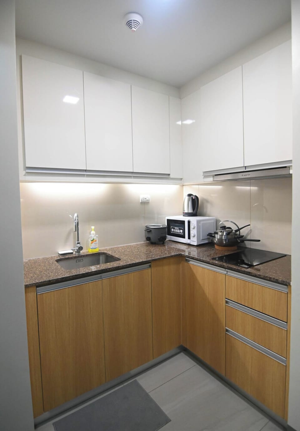 Comfort Condo, 1 Bedroom, Non Smoking, Air conditioning | Private kitchenette | Fridge, microwave, stovetop, electric kettle