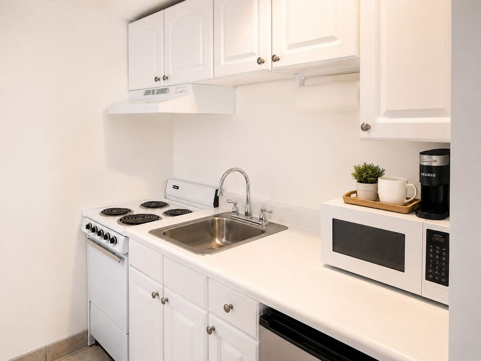 Junior Studio Suite, Kitchen | Private kitchen | Coffee/tea maker