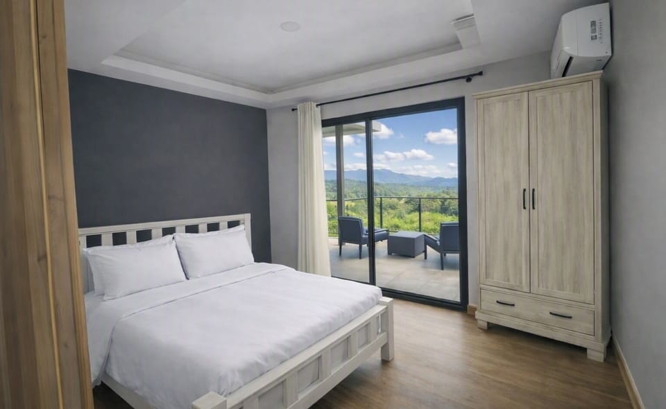 Luxury Chalet, Bay View | Blackout drapes, iron/ironing board, WiFi (free)