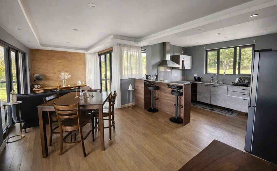 Full-size fridge, microwave, oven, stovetop