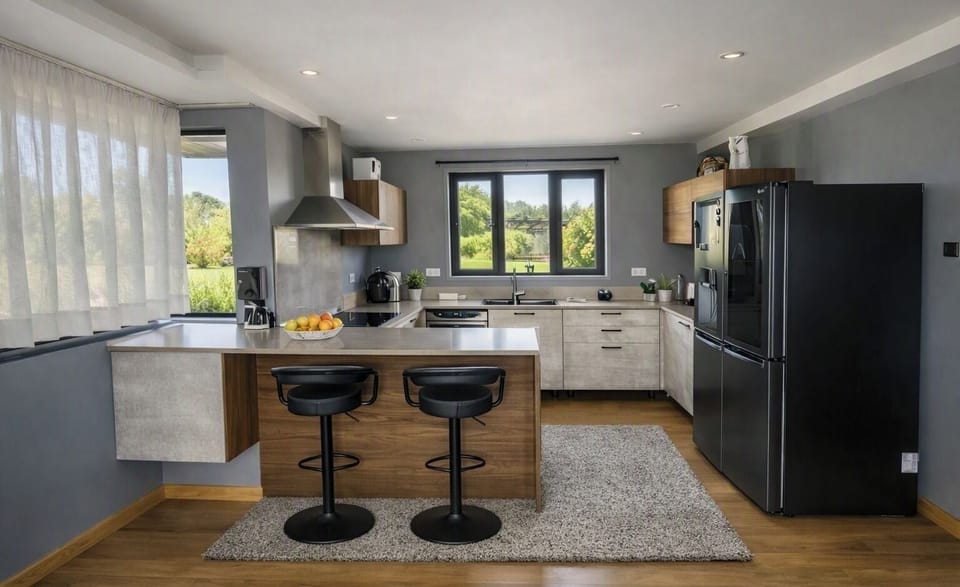 Full-size fridge, microwave, oven, stovetop