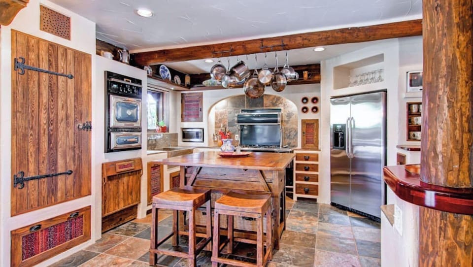 House (5 Bedrooms) | Interior