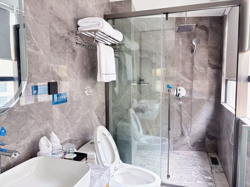 Single Room, 1 Queen Bed | Bathroom | Shower, hair dryer, towels, soap