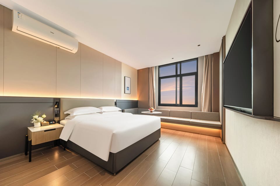 Deluxe View King Room | Desk, laptop workspace, blackout drapes, soundproofing