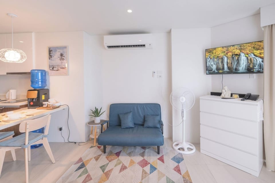Signature Studio, 1 Queen Bed with Sofa bed, Air conditioning, Beach View | Living area | 45-inch Smart TV with digital channels, books