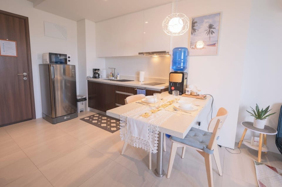 Signature Studio, 1 Queen Bed with Sofa bed, Air conditioning, Beach View | Private kitchenette | Coffee/tea maker, fridge, microwave, stovetop