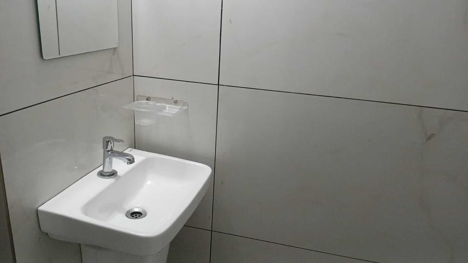 Shower, towels, soap, shampoo