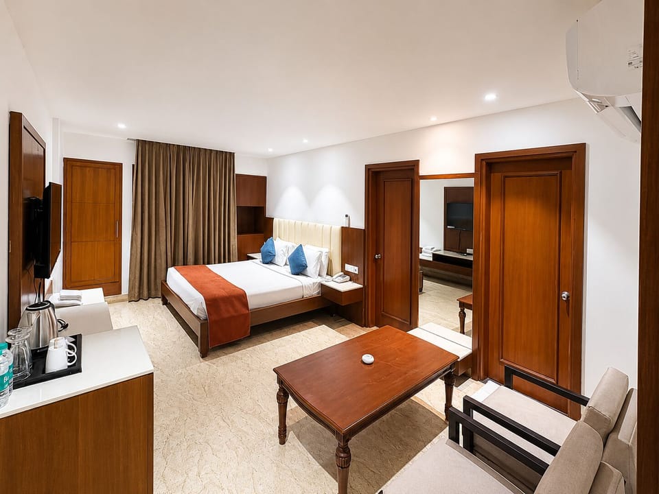 Royal Suite, City View | Down comforters, Select Comfort beds, in-room safe, desk