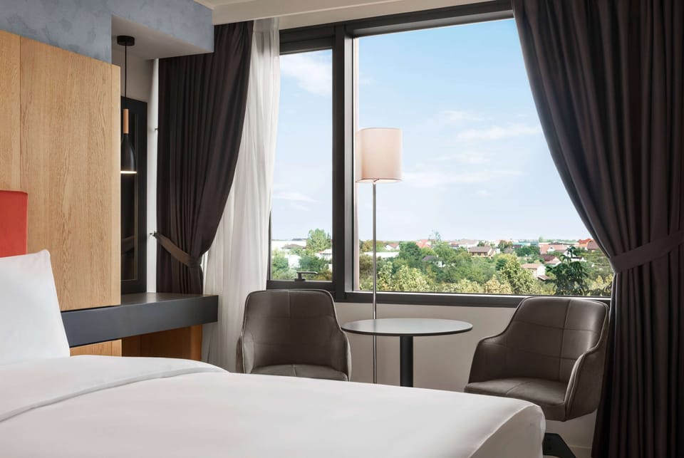 Room, 1 Queen Bed, Non Smoking | Premium bedding, minibar, desk, soundproofing