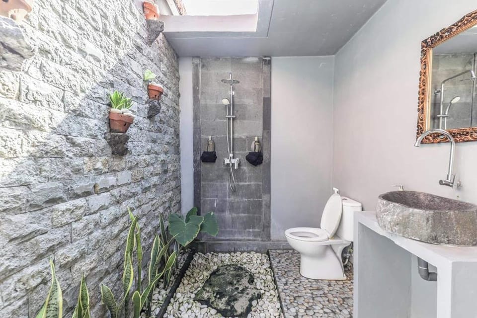 Double Room, Pool View | Bathroom | Shower, free toiletries, hair dryer, towels