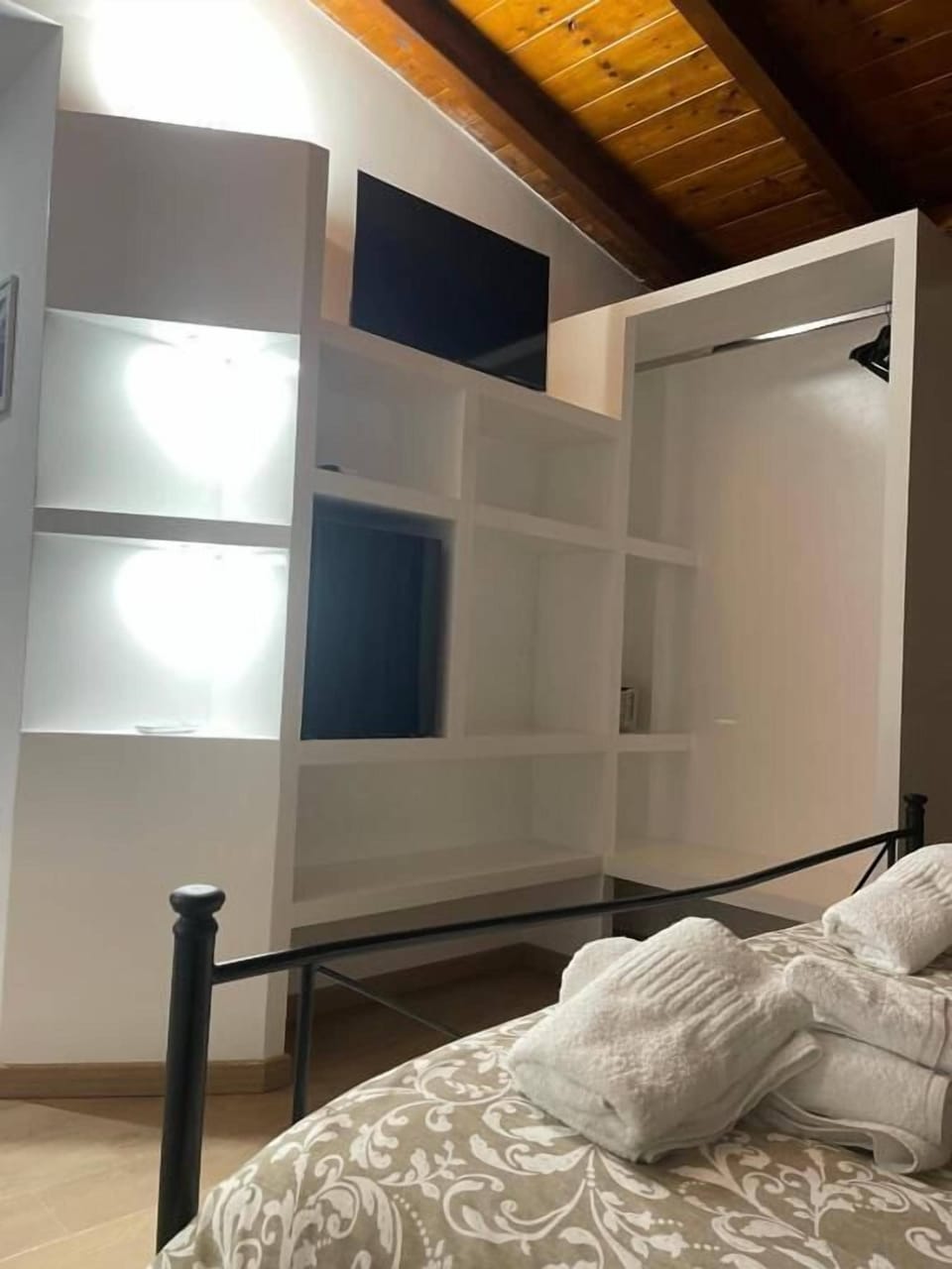 Comfort Double Room | In-room safe, WiFi (free)