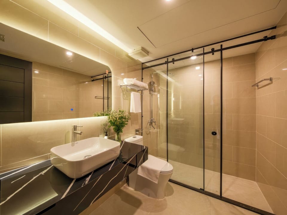 Junior Double Room, City View | Bathroom | Free toiletries, hair dryer, towels, soap