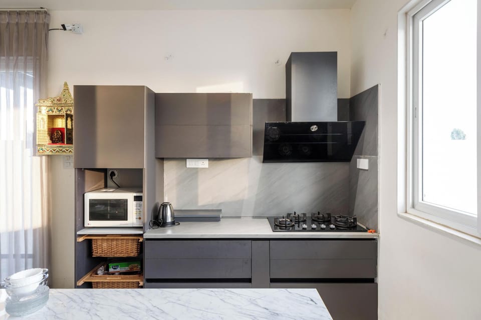 Apartment (1 Bedroom) | Private kitchen | Microwave, cookware/dishes/utensils