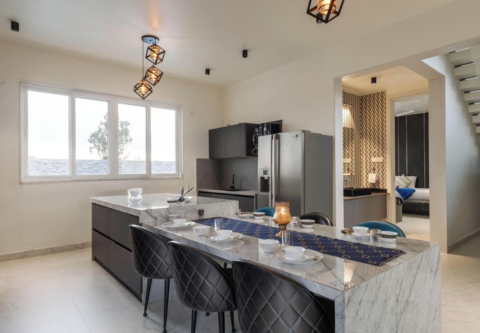 Apartment (1 Bedroom) | Private kitchen | Microwave, cookware/dishes/utensils