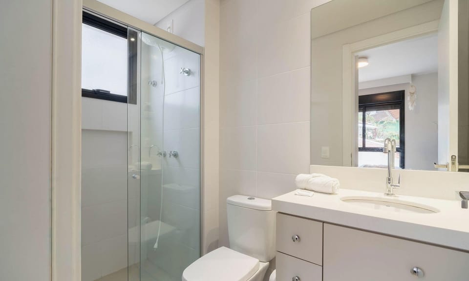 Basic Apartment | Bathroom | Shower
