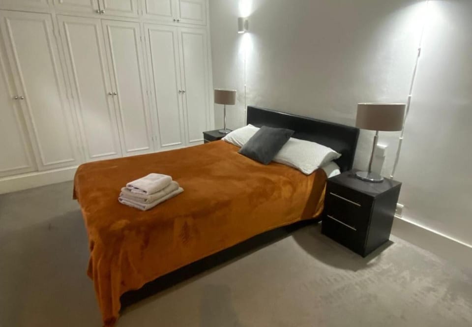 3 bedrooms, iron/ironing board, WiFi (free), bed sheets