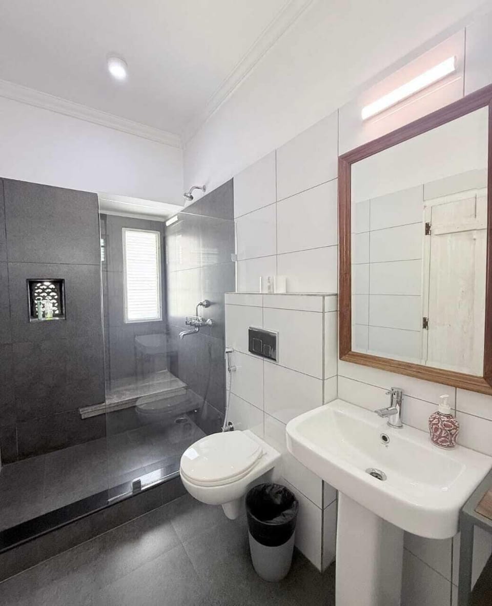 Superior Double Room | Bathroom | Shower, free toiletries, towels, soap