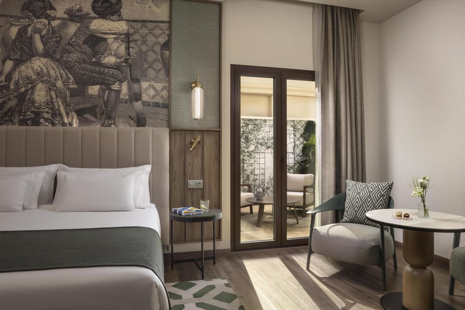 Premium Room | Minibar, in-room safe, desk, blackout drapes