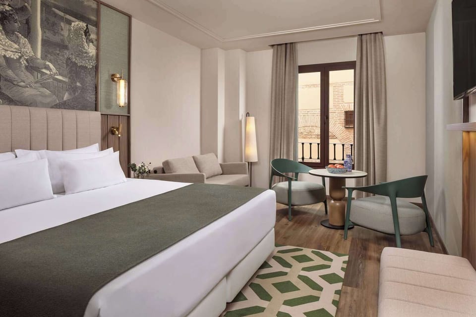 Premium Room | Minibar, in-room safe, desk, blackout drapes