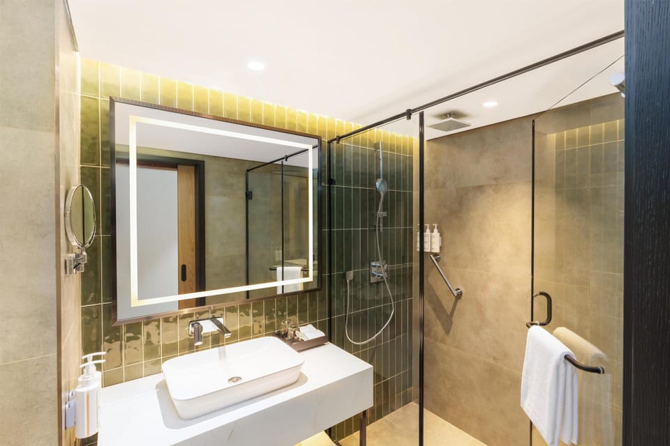 Shower, rainfall showerhead, free toiletries, hair dryer