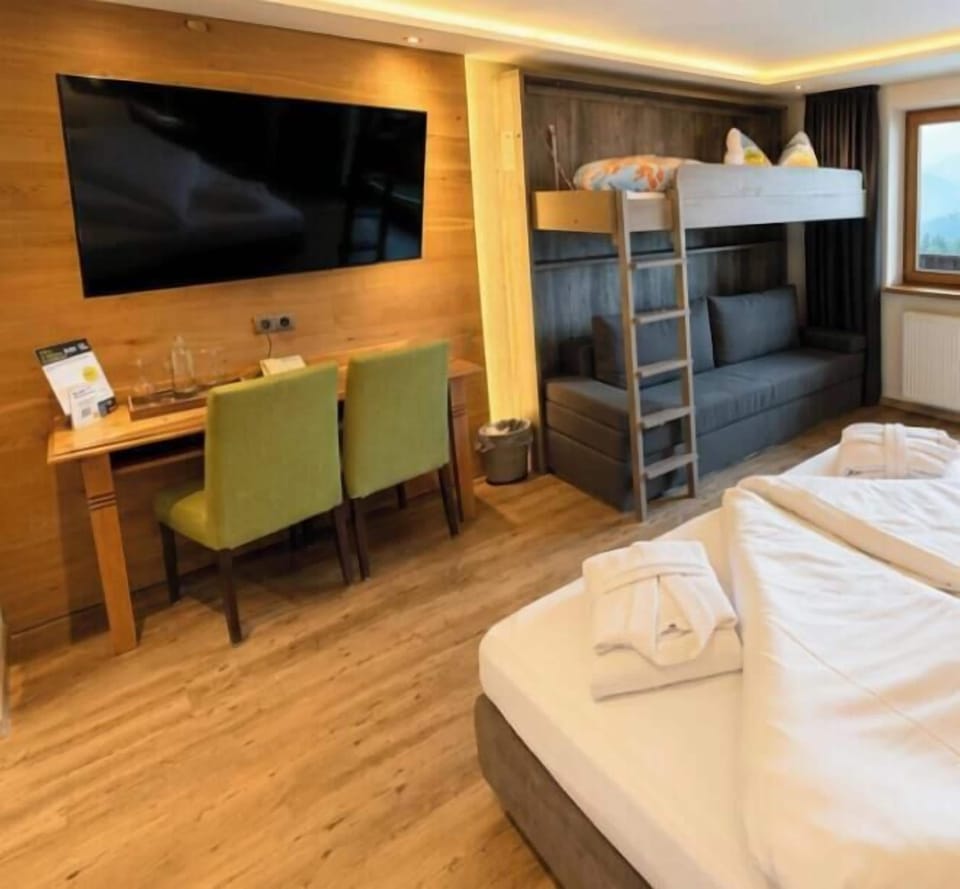Superior Triple Room, Garden View | Desk, WiFi (free), bed sheets