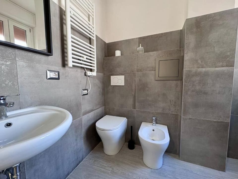 Double Room with Balcony | Bathroom | Shower, free toiletries, hair dryer, slippers