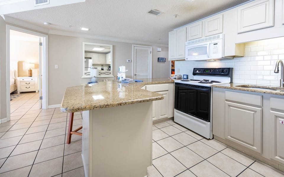 Condo, 3 Bedrooms | Private kitchen | Coffee/tea maker, fridge, oven