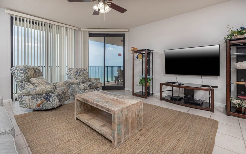 Condo, 3 Bedrooms | Living area