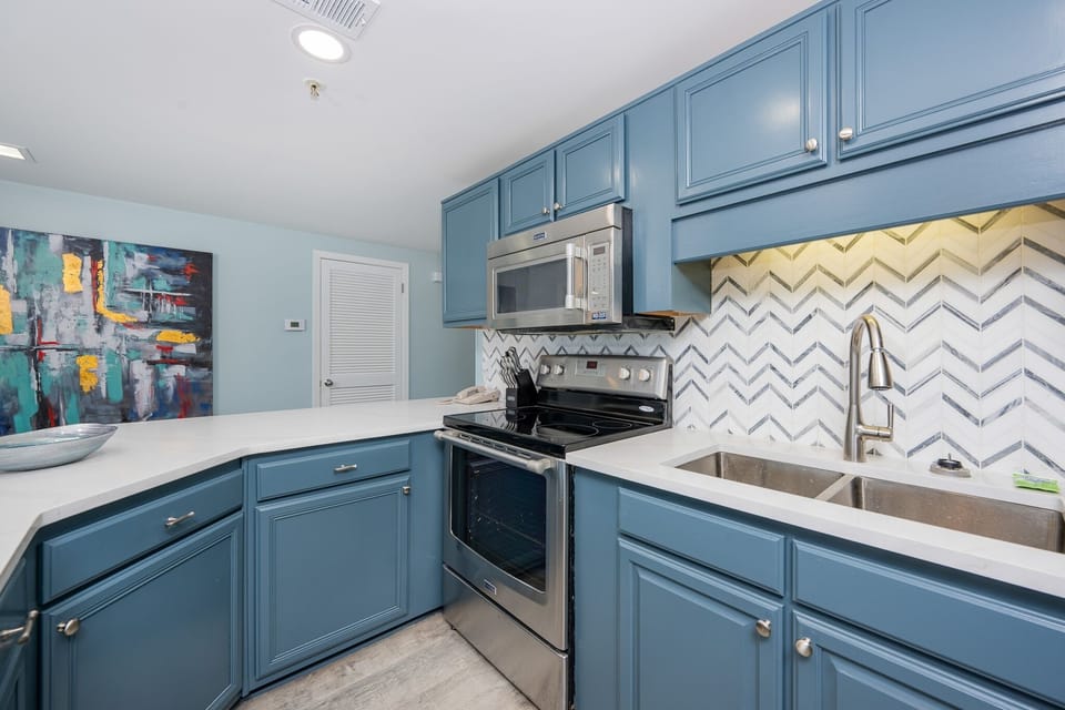 Condo, 3 Bedrooms | Private kitchen | Coffee/tea maker, fridge, oven