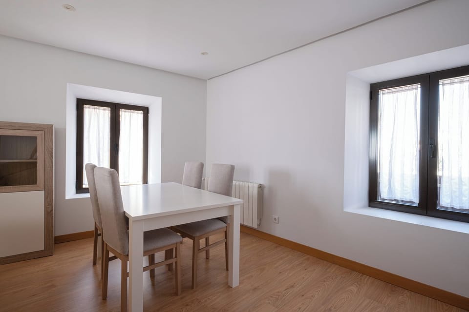 Apartment (2 habitaciones) | Living area | 40-inch flat-screen TV with digital channels