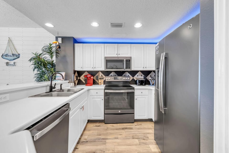 Condo, Multiple Beds (Majestic Beach Towers 2-407) | Private kitchen