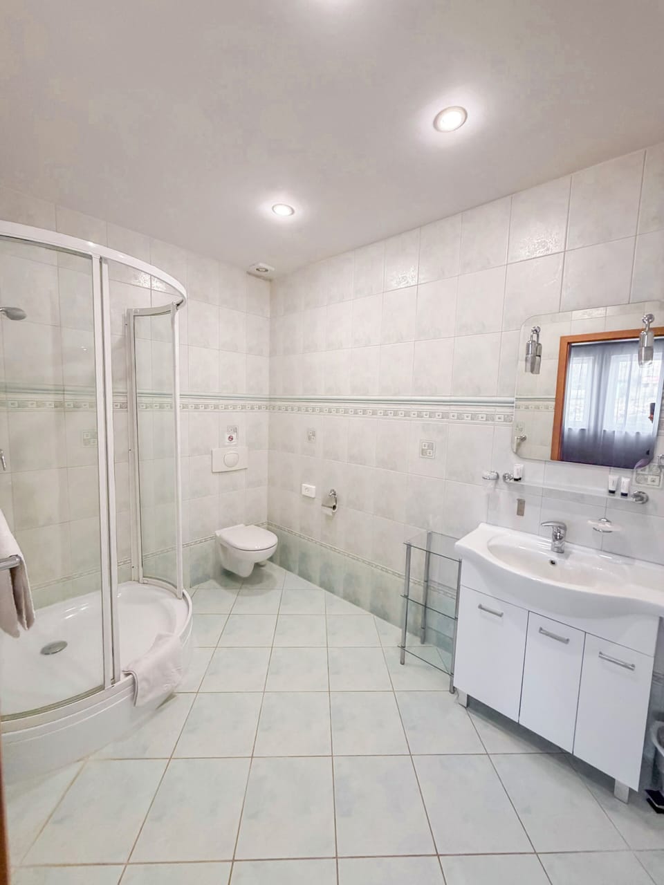 Classic Twin Room | Bathroom | Shower, towels, soap, shampoo